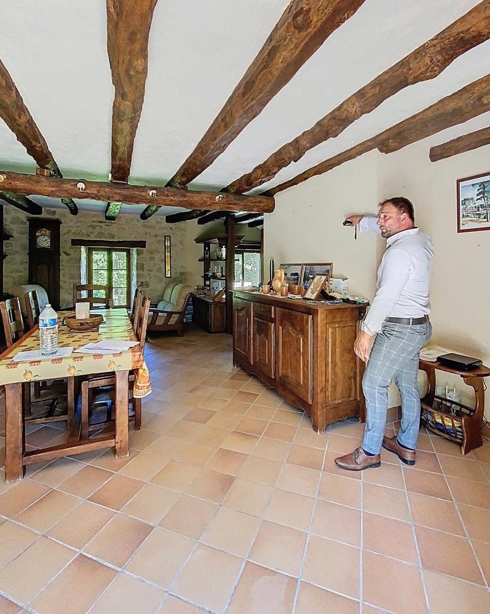 Stéphane Poree lors d'une visite dans une maison ancienne