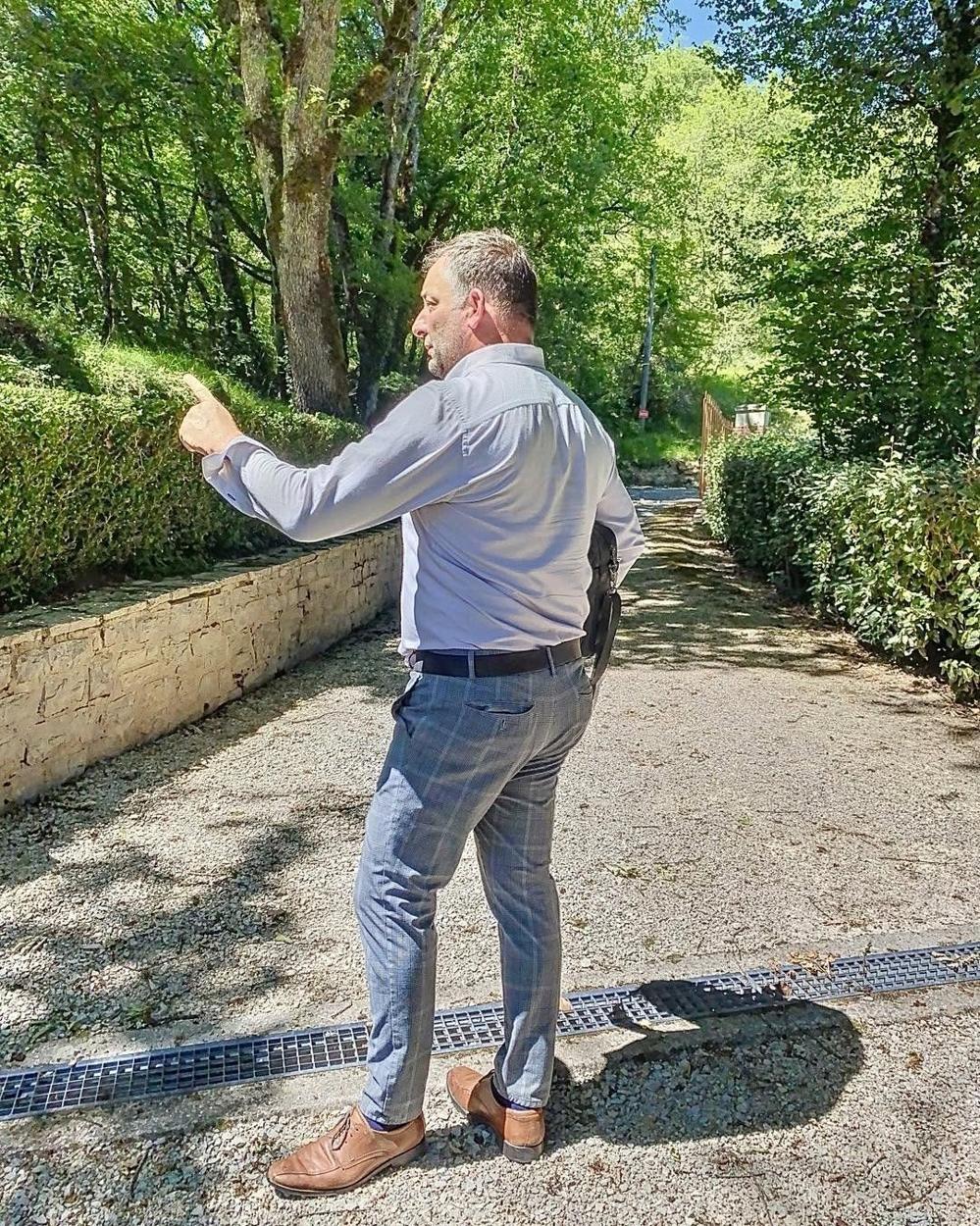 Stéphane Poree examinant un mur